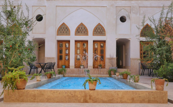 خانه مسافر نفیس کاشان محوطه بیرونی