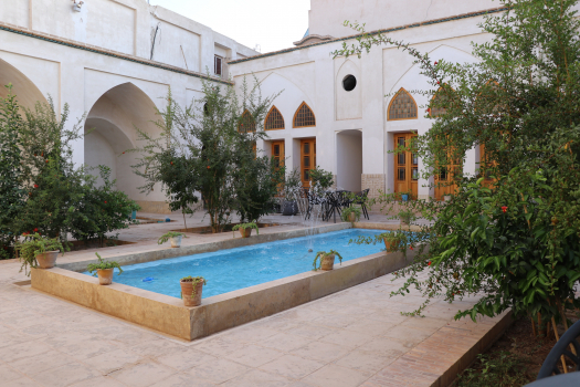 خانه مسافر نفیس کاشان محوطه بیرونی
