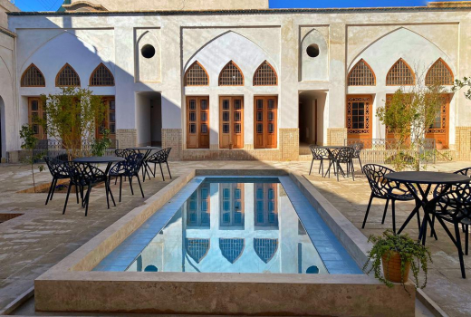 خانه مسافر نفیس کاشان محوطه بیرونی