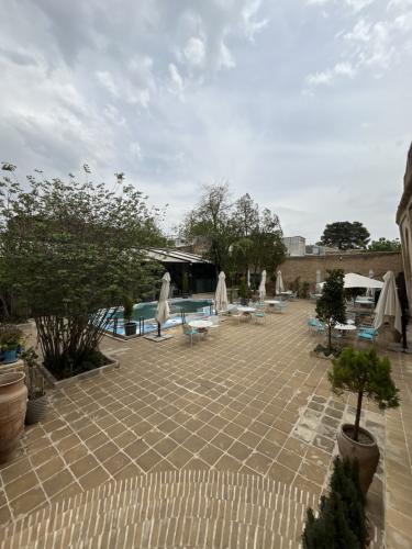 اقامتگاه سنتی ونوشک کرمانشاه فضای محوطه