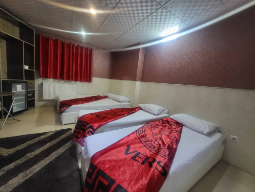 مهمانسرا پارس کهن قم فضای داخلی اتاق‌ها