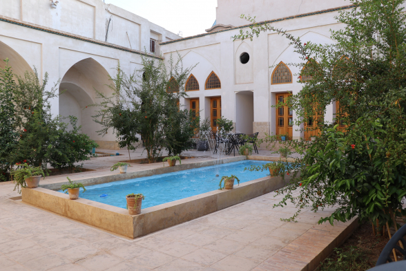 خانه مسافر نفیس کاشان محوطه بیرونی